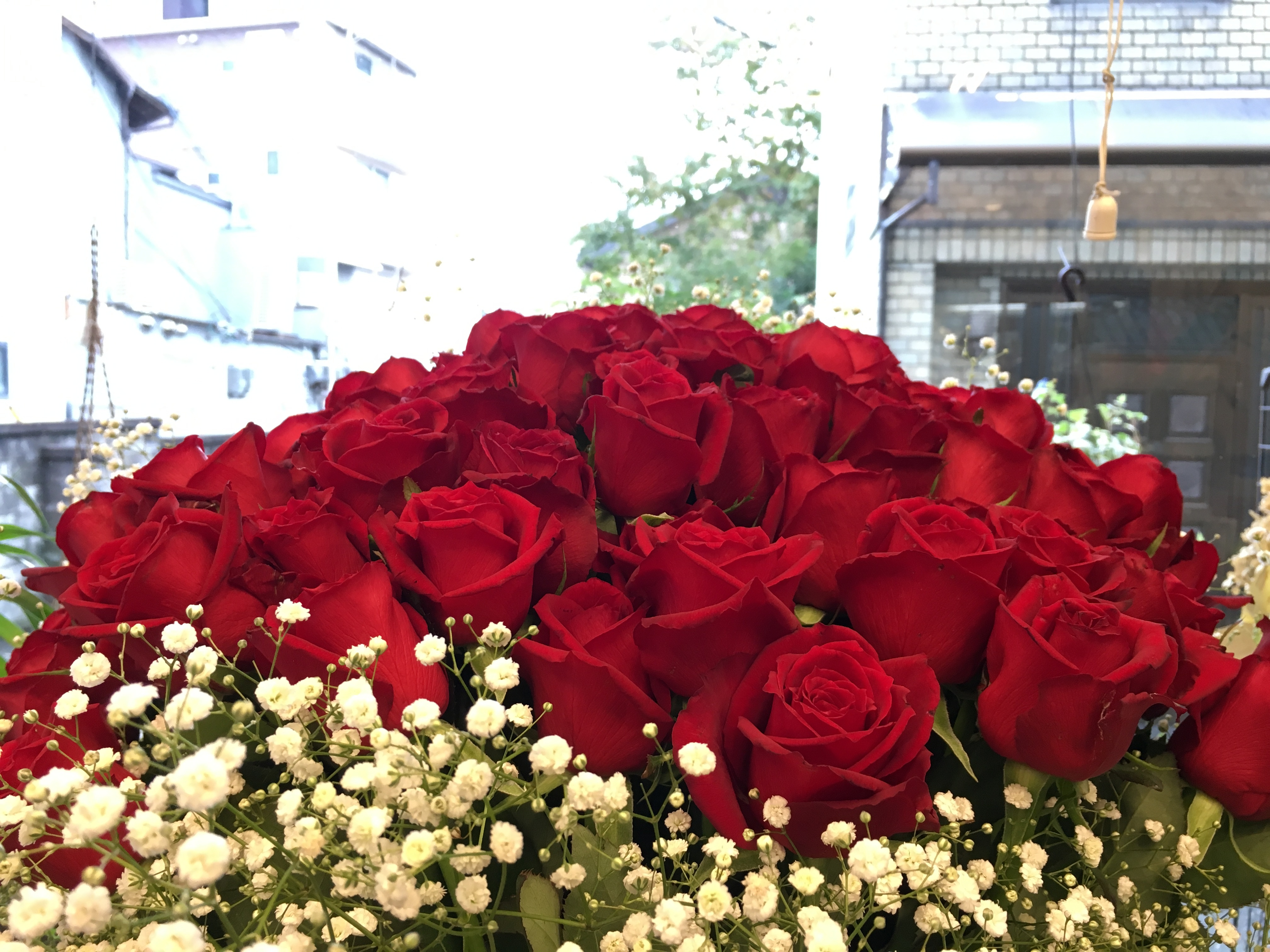 サプライズで 妹さんの還暦お祝いにバラ６０本の花束 大阪府豊中市の花屋 花の部屋