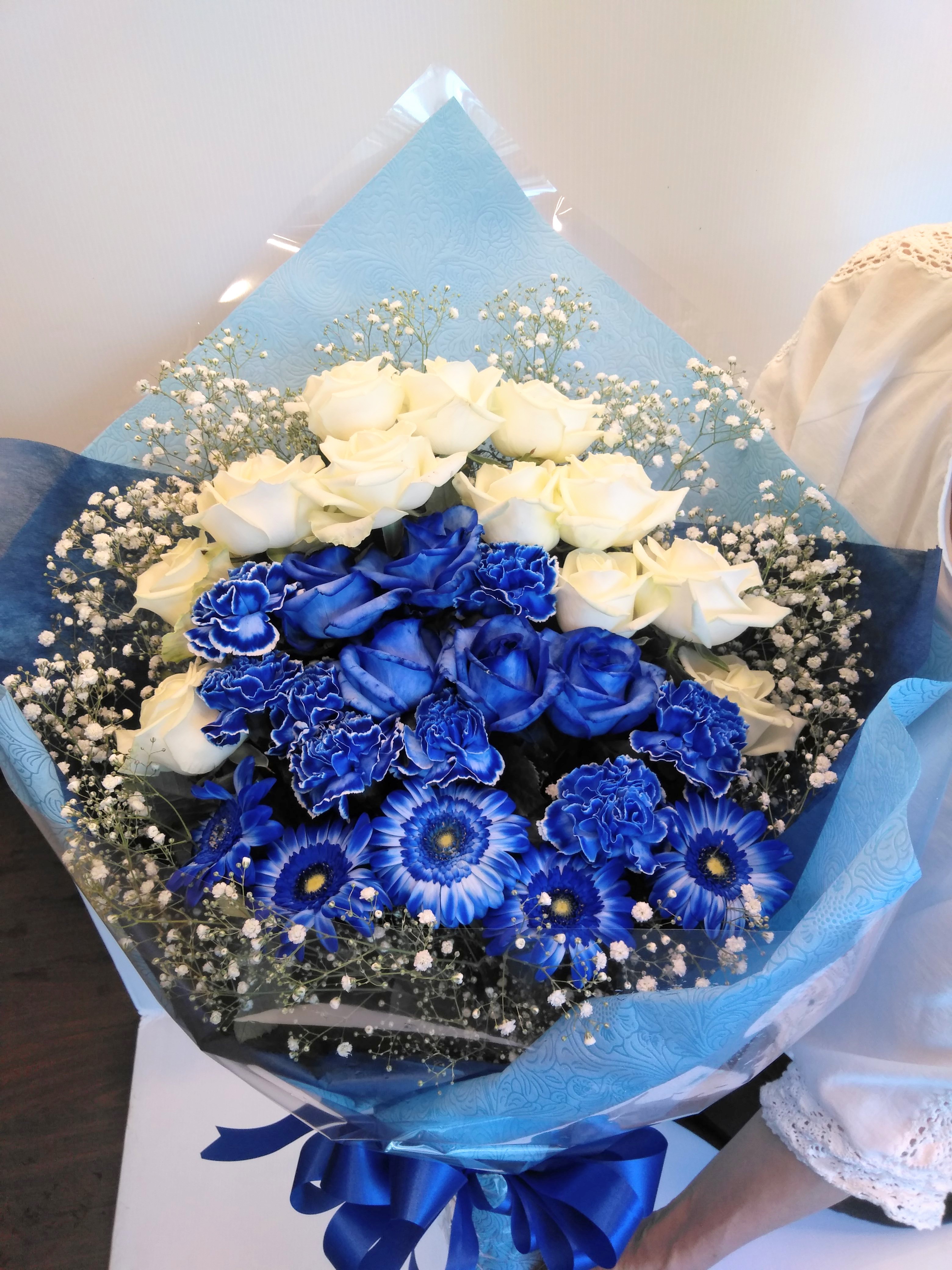 演劇でのプレゼント 青い花束 大阪府豊中市の花屋 花の部屋